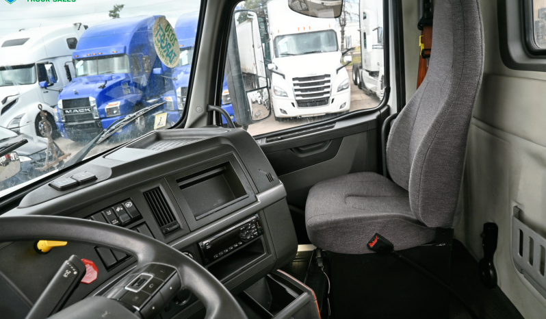 
								2020 Volvo Daycab full									