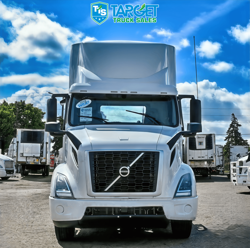 
								2018 Volvo Day Cab full									