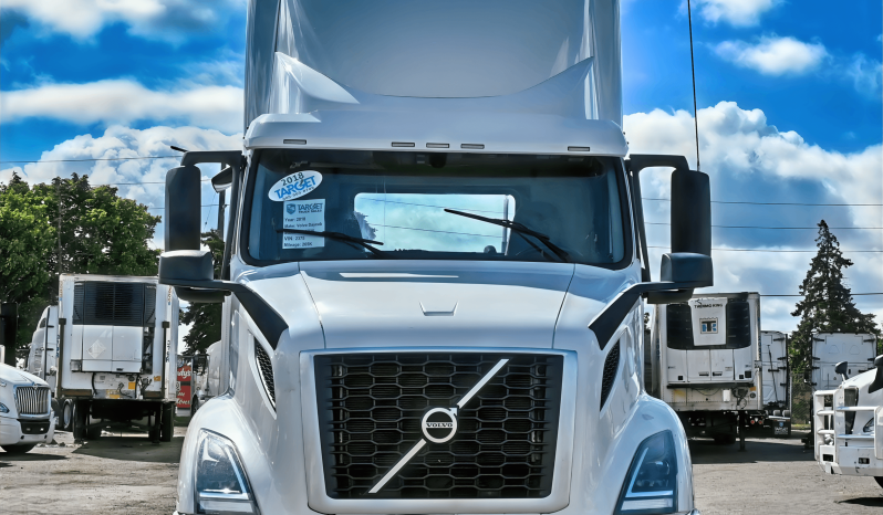 
								2018 Volvo Day Cab full									
