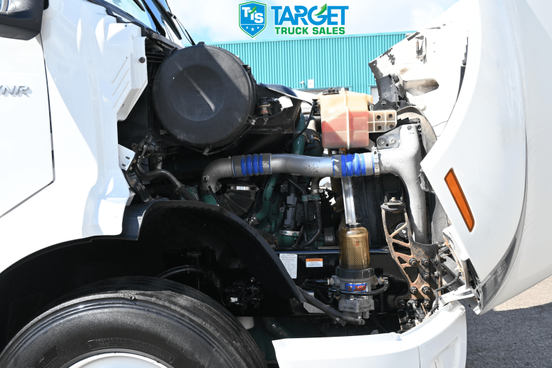 
								2018 Volvo Day Cab full									