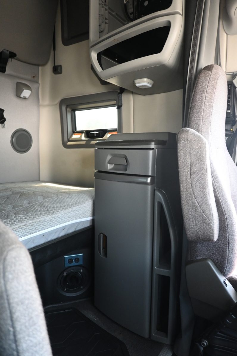 
								2021 Volvo 760 full									