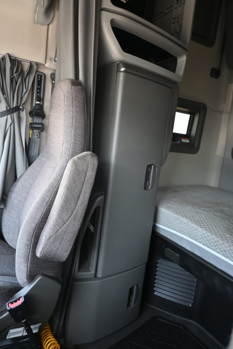 
								2021 Volvo 760 full									
